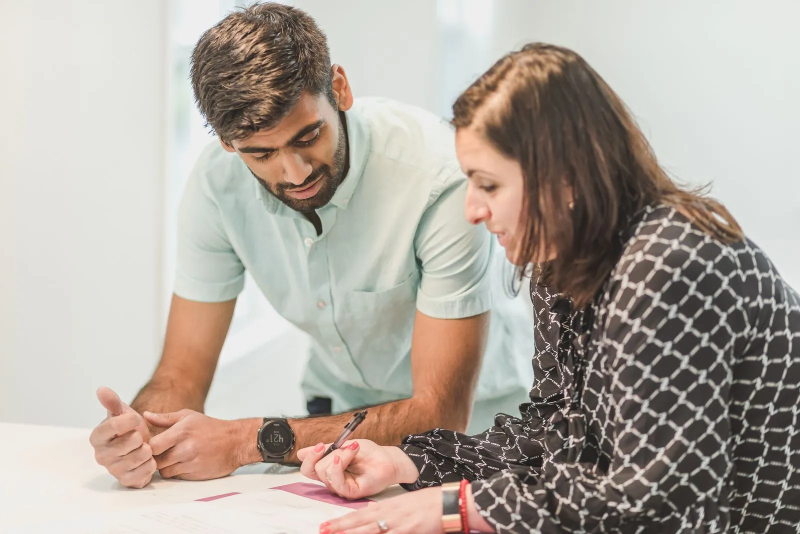 Un couple relit et annote les documents de son premier achat